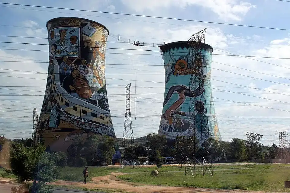 Conoce Soweto - Tour a pie por Soweto con guía local y almuerzo. Descubre la rica historia y cultura de uno de los townships más emblemáticos de Sudáfrica. Visita el Memorial Hector Pieterson, la calle Vilakazi (casa de Nelson Mandela y Desmond Tutu), las Torres de Soweto y Nomzamo Park. Experiencia inmersiva de 4 horas con guía nativo.