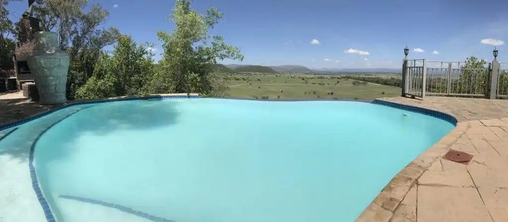 Piscina con vistas panorámicas, un oasis de tranquilidad sobre la sabana africana.