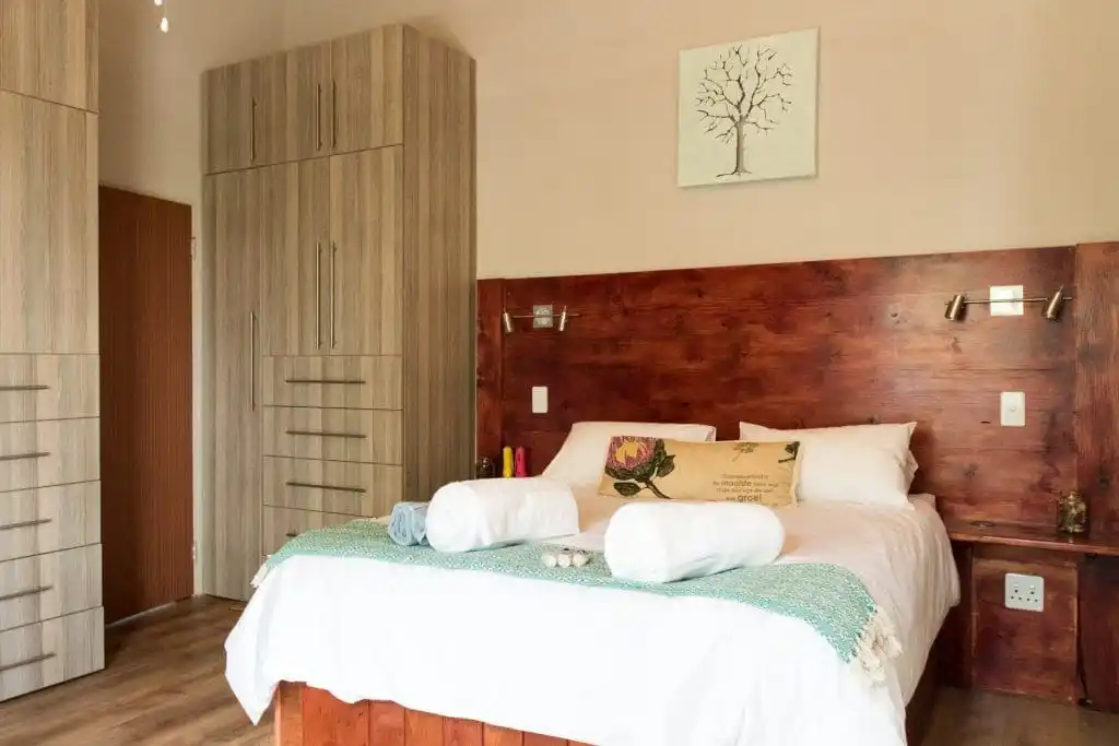 Dormitorio principal acogedor, diseño cálido y confortable para un descanso absoluto.