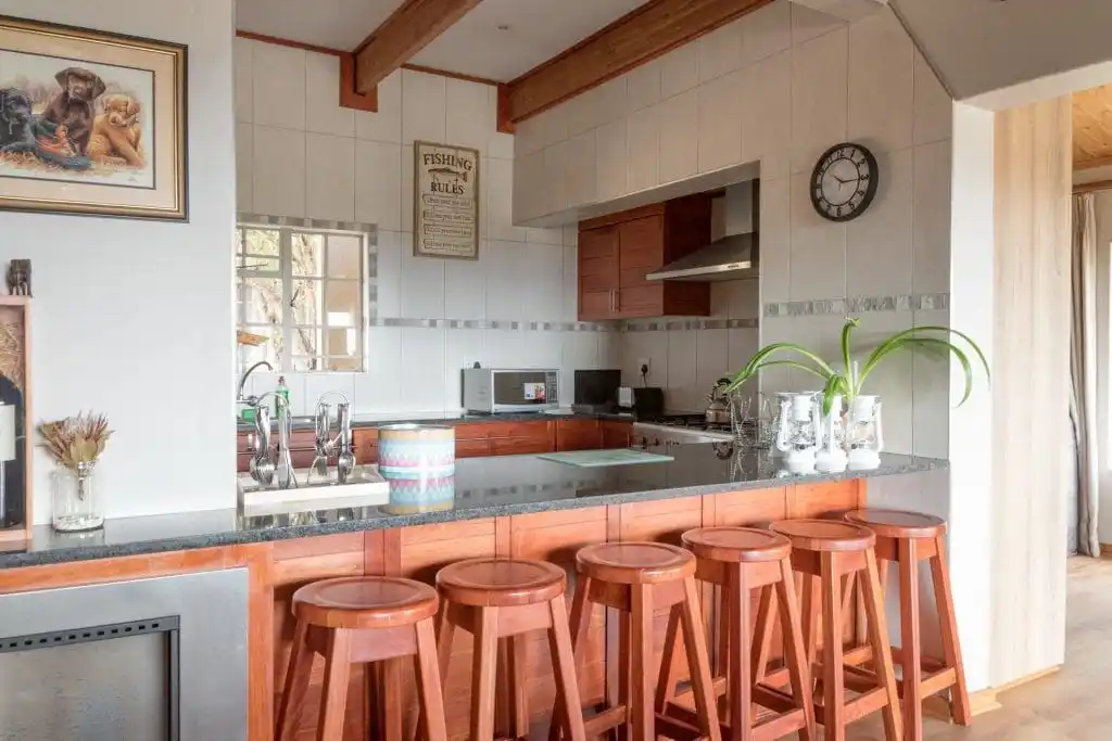 Cocina totalmente equipada, funcional y abierta, ideal para estancias prolongadas.